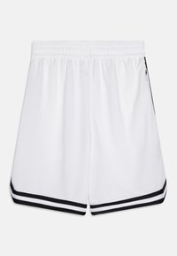 Shorts de sport blancs avec une finition texturée, présentés avec une bordure noire à l'ourlet et une taille élastique. Design simple et sportif.