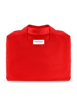 Sac à main rectangulaire en tissu doux de couleur rouge vif avec deux poignées et une petite étiquette blanche centrée en haut.