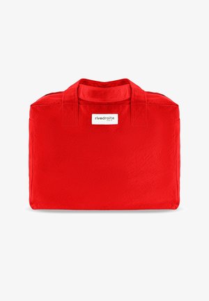 Sac à main rectangulaire en tissu doux de couleur rouge vif avec deux poignées et une petite étiquette blanche centrée en haut.