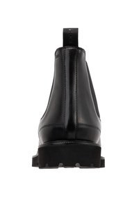 Botas negras de cuero hasta el tobillo con paneles laterales elásticos, tirador texturizado y una suela de goma resistente, que muestran una artesanía y diseño de primera calidad.