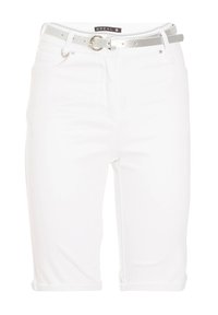 Bermuda shorts in denim bianco con una cintura a fibbia argentata. Presentano una vestibilità dritta, orli arrotolati e tasche frontali. Etichetta del marchio visibile.