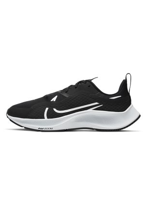 Schwarz-weißer athletischer Laufschuh mit einem Mesh-Obermaterial, weißem Swoosh-Design und einer dicken, gepolsterten weißen Sohle mit der Aufschrift „Air Zoom.“