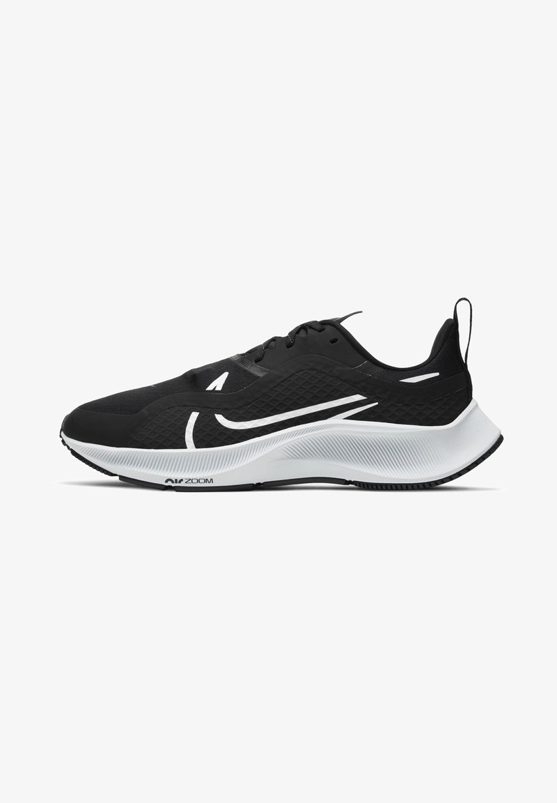 Chaussure de course athlétique noire et blanche avec une tige en mesh, un design Swoosh blanc et une semelle blanche épaisse et rembourrée étiquetée « Air Zoom ».