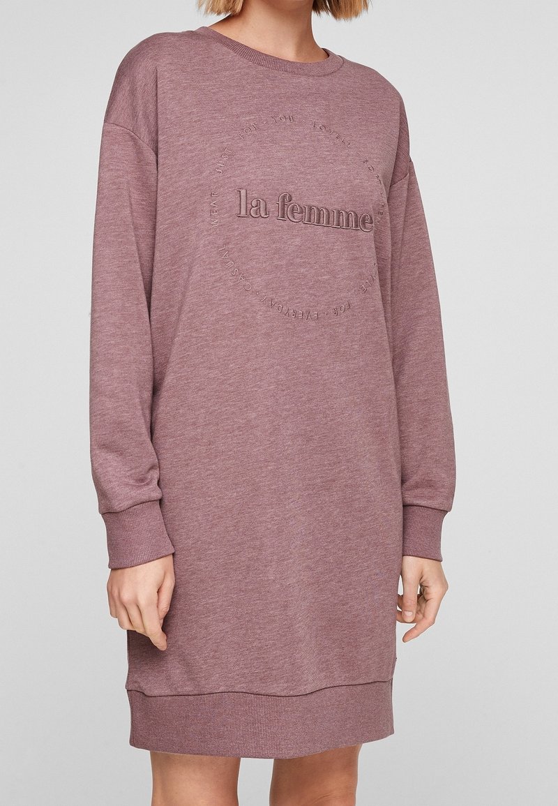 Ylipitkä college-mekko mauve-värissä, jossa on pitkät hihat, pyöreä kaula-aukko ja kohokuvioitu "la femme" -teksti ympyräkuvion ympärillä.