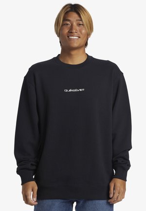 Sort sweatshirt lavet af blødt stof, med rund halsudskæring og ribbede manchetter. Den har et hvidt "Quiksilver" logo centreret på brystet.