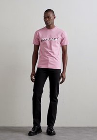 The Kooples MC - Marškinėliai su spaudiniu - pink wood