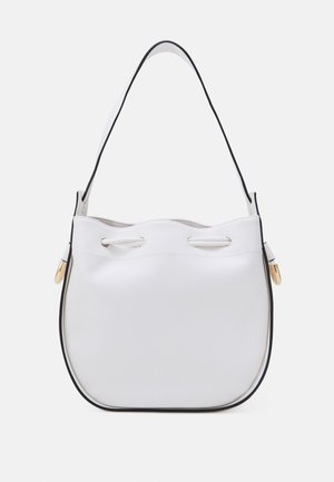 Weiße Leder-Schultertasche mit schwarzem Rand, abgerundetem Boden, Kordelzug-Detail nahe der Oberseite und goldfarbenen Schnallen an den Seiten.