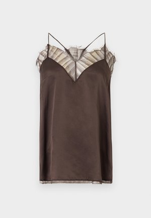 Camisole en satin marron avec fines bretelles et dentelle rayée transparente le long de l'encolure et de l'ourlet sur fond blanc.
