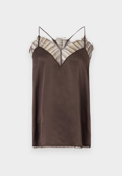 Camisole en satin marron avec fines bretelles et dentelle rayée transparente le long de l'encolure et de l'ourlet sur fond blanc.