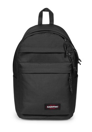 Schwarzer Eastpak-Rucksack mit vorderer Reißverschlusstasche, oberem Griff und mehreren Reißverschlüssen am Hauptfach vor weißem Hintergrund.