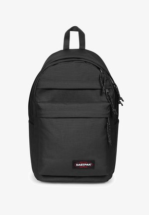 Sort Eastpak rygsæk med lynlåslomme foran, top håndtag og flere lynlåse på hovedrummet mod hvid baggrund.