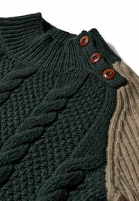 Grob gestrickter Pullover in dunkelgrün und hellbeige. Verfügt über strukturierte Muster, einen hohen Kragen und braune Knöpfe an der Schulter.