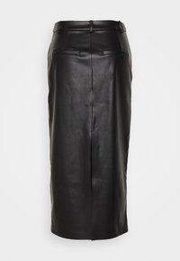 Svart midi kjol i konstläder med bältesömmar, två bakre fickor med welt och en mitt bak slits.