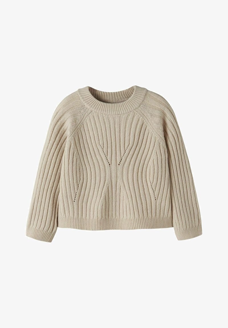 Suéter de punto beige con textura acanalada, que presenta un escote redondo y mangas raglán. Los detalles incluyen patrones ondulados y pequeños cortes.