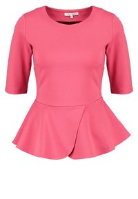 Rosa Peplum-Top aus dehnbarem Material. Verfügt über einen runden Halsausschnitt und Ärmel in Ellenbogenlänge. Der Peplum-Stil verleiht der Taille Dimension.