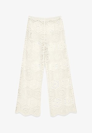 Krošeto plačiai kelnės off-white spalvos, su šešiakampėmis išpjovomis ir gėlių raštais, su banguotu pakraščiu ir elastine juosta.