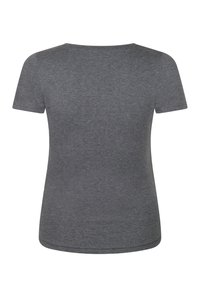 T-shirt gris à manches courtes en tissu doux. Il présente un col rond et une texture lisse et uniforme avec un ourlet droit en bas.