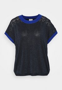 Czarna koszulka z luźnym krojem, metaliczną fakturą, niebieską prążkowaną linią dekoltu i mankietami, z wzorzystym wzorem na ramionach.