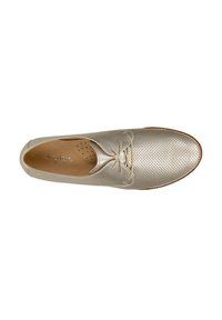 Scarpa leggera in oro metallizzato con texture perforata, design con lacci, punta arrotondata e soletta beige. Presenta una suola liscia e piatta.