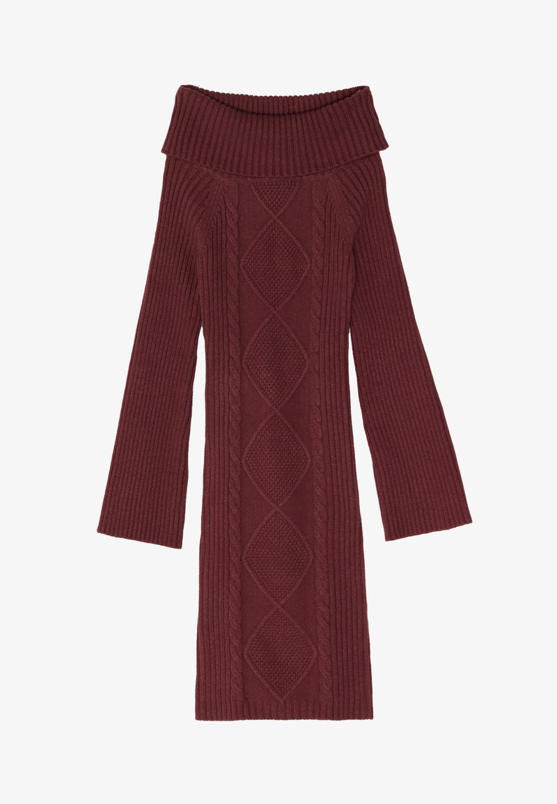 Pull en tricot bordeaux à épaules dénudées avec texture côtelée, présentant des motifs en maille torsadée et de longues manches évasées.