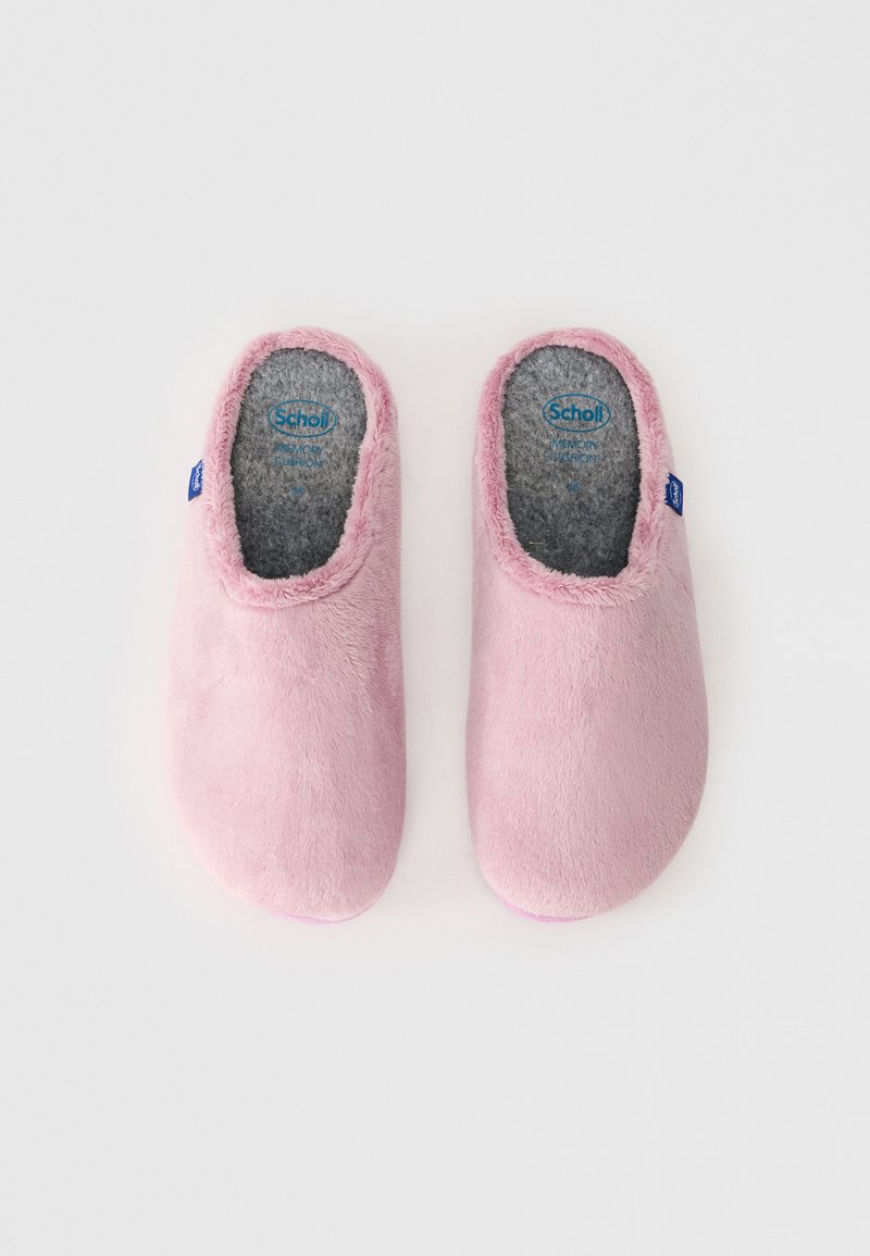 Zapatillas de felpa rosas con punta redondeada, textura suave y forro gris esponjoso. Presentan una etiqueta con el logo azul de Scholl en el costado.