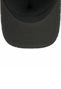 Casquette noire avec un design uni et une visière multicolore tachetée. La texture du tissu est lisse, avec des coutures visibles le long des bords.