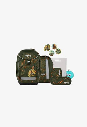 Grünes und orangefarbenes tigergestreiftes Rucksackset mit passendem Federmäppchen, Büchertasche, Ordner, vier tierisch gestalteten Ansteckern und einem blauen, flauschigen Schlüsselanhänger.
