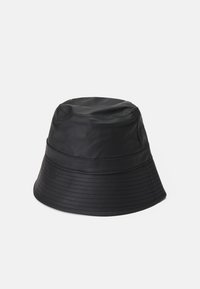 Chapéu de balde preto à prova d'água com um acabamento suave, apresentando uma aba larga, ligeiramente curvada, e detalhes de costura vertical.