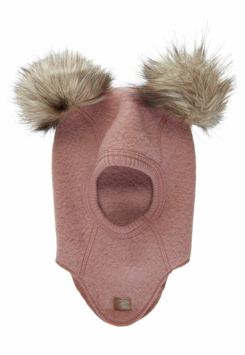 Rosa fleece-hatt med fuskpäls-pom-poms på toppen, rund öppning för ansiktet och ribbat avslut. Har en stickad design och etikett nertill.