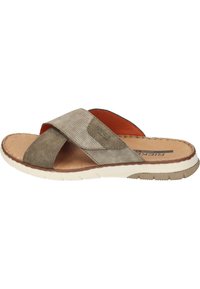 Heren bruine slidesandalen met een kruisbandontwerp van zacht suede, geperforeerde accenten, een gevoerd voetbed en een rubberen zool met textuur.