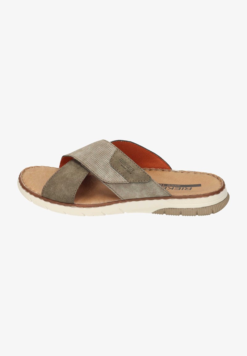 Heren bruine slidesandalen met een kruisbandontwerp van zacht suede, geperforeerde accenten, een gevoerd voetbed en een rubberen zool met textuur.