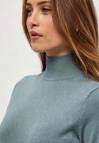 Minus MILIMA ROLL NECK KNIT - Základné tričko - blue zen melange