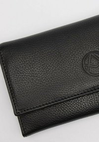Portafoglio in pelle nera con superficie testurizzata, dotato di un logo inciso circolare e bordi cuciti. Design compatto rettangolare.