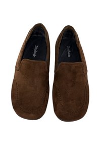 Un par de mocasines de ante marrón sin cordones con forro interior negro y el nombre de la marca impreso en el interior.