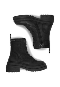 Fekete bőr bokacipők texturált felülettel, fűzős elülső résszel, oldalsó cipzárral és vastag gumitalppal a jobb tapadás érdekében.