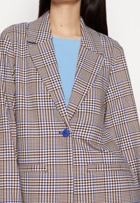 Monki Blejzr - brown