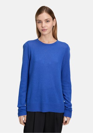 Blauwe gebreide trui met lange mouwen, ronde halslijn en ribgebreide zoom. Gemaakt van zacht materiaal, met een gladde textuur en een relaxte pasvorm.
