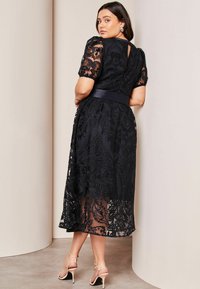 Lipsy EMBROIDERED PUFF SLEEVE BELTED MIDI - PLUS SIZE - Koktélruha / Partiruha - navy blue