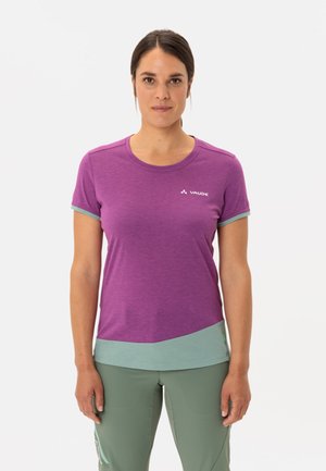 Paarse sportt-shirt met groene accenten, ronde halslijn en korte mouwen. Heeft een merklogo op de borst en een gestructureerde stof.