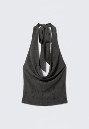Sort tekstureret haltertop med dyb draperet halsudskæring og bundne stropper bag på nakken, vist på en grå baggrund.