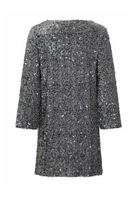 Sudraba sequinu kleita ar brīvu piegriezumu, trīs ceturtdaļu piedurknēm un taisnstūra izgriezumu, kas izceļas ar teksturētu, mirdzošu virsmu.