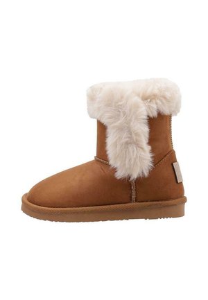 Bota de invierno de ante marrón con un grosor de pelo color crema alrededor del tobillo y suela plana de goma.