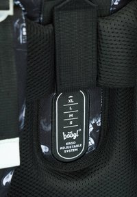 Cintura nera in tessuto regolabile con superficie testurizzata e un'etichetta che indica le taglie (XL, L, M, S), contrassegnata con "baagl®" e "ERGO ADJUSTABLE SYSTEM".