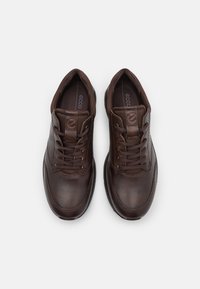 Braune Leder-Schnürschuhe mit glatter Textur, runder Zehenform und gepolsterter Zunge. Mit Branding auf der Zunge und einer kontrastierenden Gummisohle.