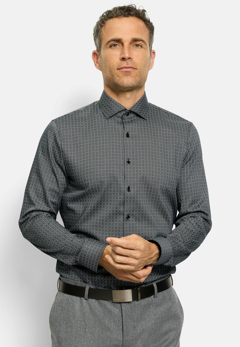 Dunkelgraues Button-up-Hemd mit einem subtilen geometrischen Muster, langen Ärmeln und einem Kragen. Verfügt über schwarze Knöpfe und eine taillierte Passform.