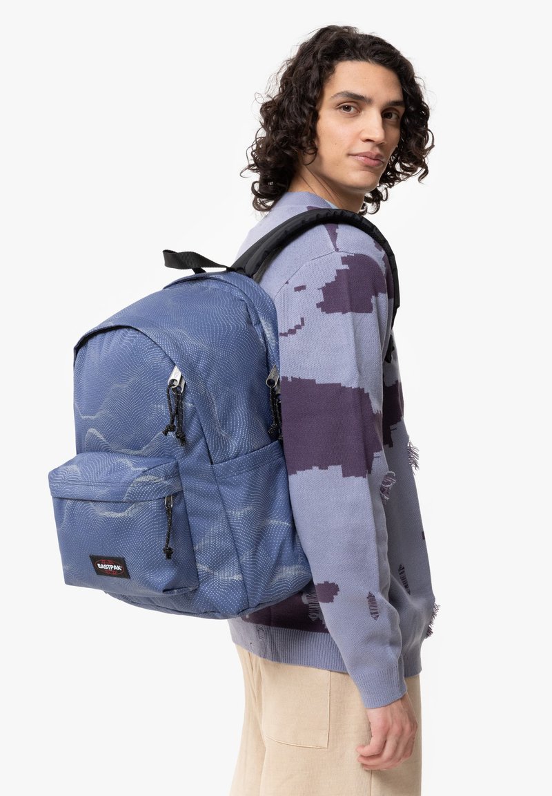 Zaino blu con motivo, dotato di una tasca frontale, spallacci imbottiti e una forma strutturata. Realizzato in un tessuto durevole e testurizzato con cerniere.
