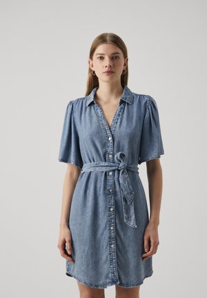 ONLHELENA BELTED DRESS - Denimové šaty - light blue denim