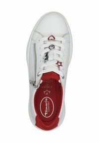 Sneaker bianco con design a lacci, soletta rossa, ciondoli decorativi (cuore, stella,Fulmine) e una cerniera laterale per un facile accesso.