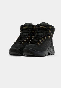 Zwarte wandelschoenen met een gestructureerd materiaal, veterfront, gouden oogjes en een robuuste rubberen zool. Opvallend door de hoge enkelondersteuning.