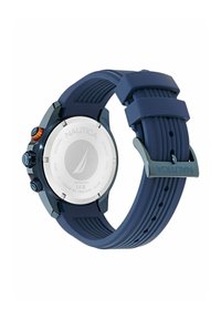Orologio Nautica con cinturino in silicone blu navy, retro in acciaio inossidabile e pulsanti laterali neri e arancioni, con logo del marchio sul fermo e sul retro.